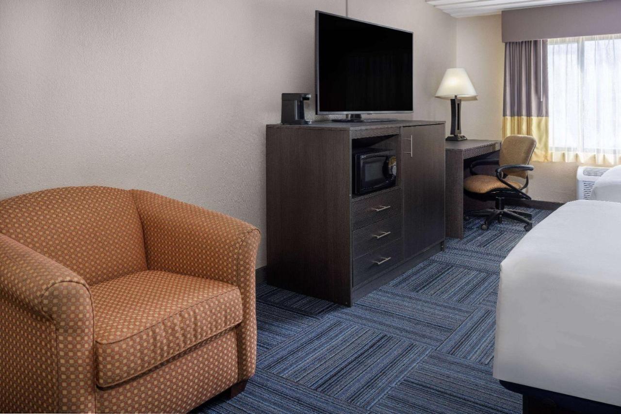 Hotel Baymont By Wyndham Appleton Esterno foto